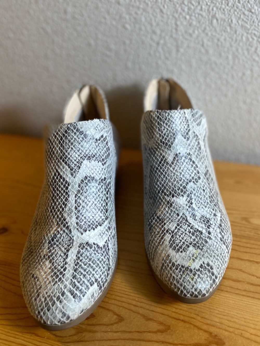 Reaction Kenneth Cole~Textured~Snakeskin~Faux Leather~Block Heel~Bootie~Size 6 - Picture 2 of 15